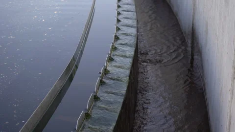 Close-Up of Water Flowing Over V-Notch Weir in Clarifier Tank at Treatment Plant Vídeos de archivo 334879084