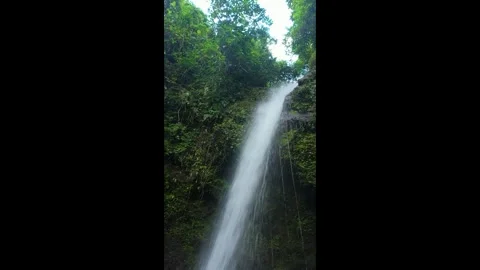 Close-up of water hitting the rock creates a misty effect. Vídeos de archivo 334626349