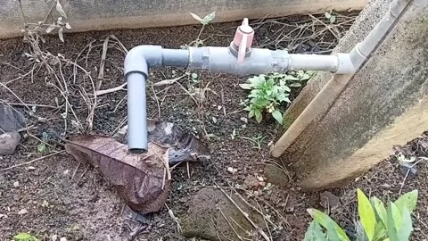 Close Up Of Water Leaking From Old Tap Side Angle Vidéo 335084748