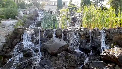 Close up of water stream with white and transparent bubbles. Slow motion. Vídeo Stock 109547983