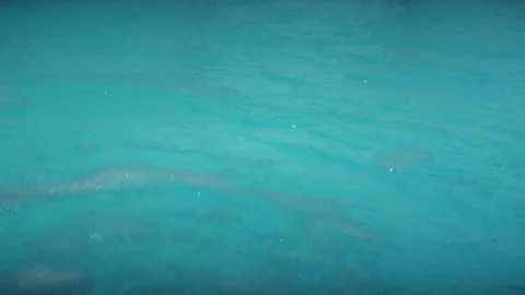 Close up of water stream with white bubbles. Vídeo Stock 107334263