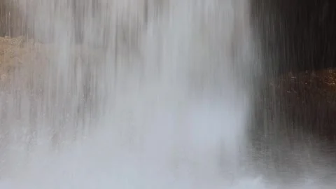Close-Up Waterfall Flow Over Mossy Rocks in Forest Vídeos de archivo 319972885