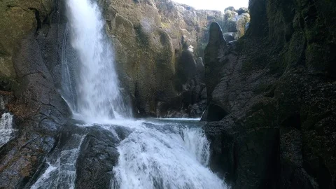 Close up of the waterfall Видео 94090901