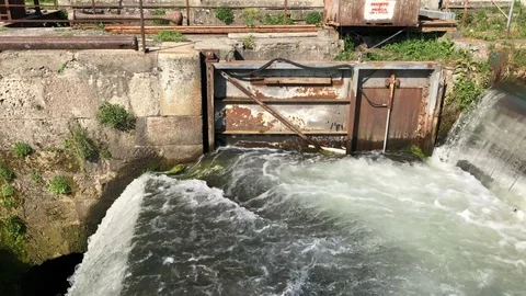 Close up of a waterfall with many foam in a rusty lock in a sunny day. Stock-Footage 89811616