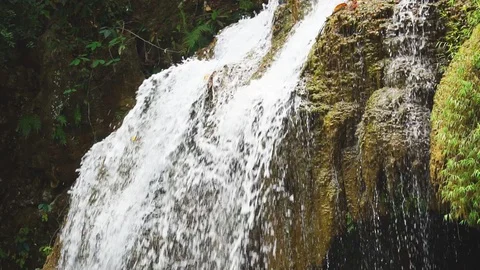Close up waterfall slow motion. Vídeo Stock 106797938