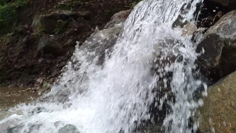 Close-Up Waterfall Splashing Over Rocks – Powerful Flowing Water in Nature Stockbeeldmateriaal 315153357