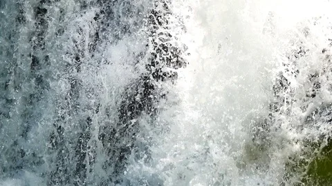 Close up Waterfalls in the rainy season. There is a lot of water flowing into Vidéo 77413341
