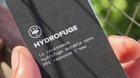 Close up of waterproof and durable coating without PFC Vidéo 312122322