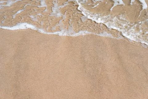 Close-up of wave on sandy beach with copy space for your text, top view backg Foto stock