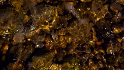 Close up of waves breaking on the pebbles beach. 库存影片 93965520