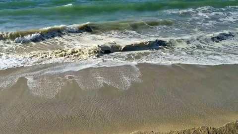 Close up of Waves Crashing on Beach Vídeos de archivo 75127585