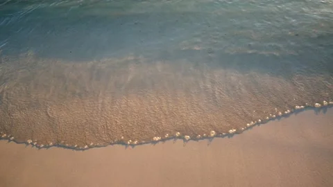 Close up of waves on crystal clear tropical island blue water 库存影片 235728188
