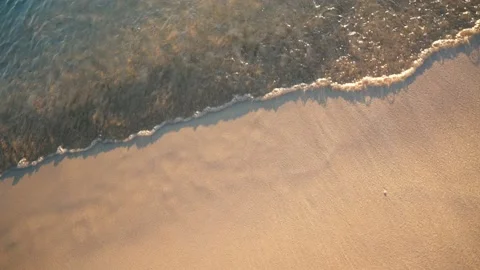 Close up of waves on crystal clear tropical island blue water Vidéo 235728189