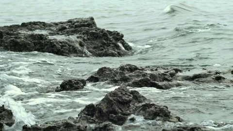 Close-up of waves hitting coastal rocks. Vidéo 294197564