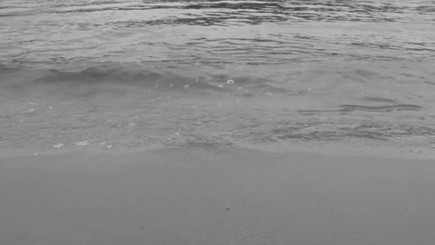 Close up the waves of the river rolls onto the sandy shore Vídeo Stock 105379622