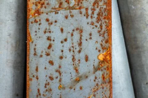 Close-up of a weathered rusty metal surface with orange corrosion spots 库存照片