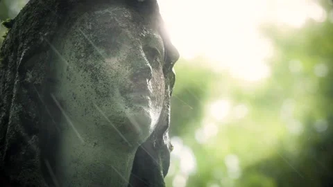 Close-up of weathered St. Mary statue during rainfall at Bernardine Cemetery Видео 337304829