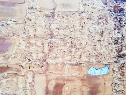 Close-up of a weathered wall showcasing an array of textures and colors. The  Foto stock