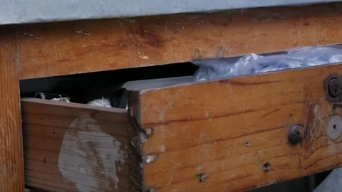 Close-Up of Weathered Wooden Drawer Front with Vintage Metal Handle Vidéo 336983418