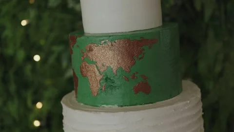 Close up of wedding cake with world map design Vidéo 318452582