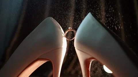 Close-up of the wedding rings of the bride and groom before the outdoor ceremony Видео 260829568