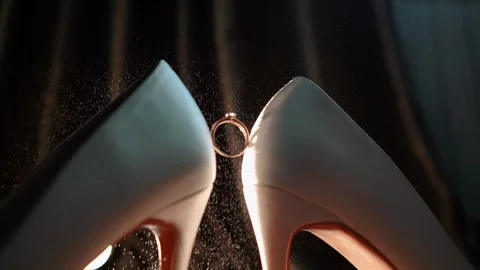 Close-up of the wedding rings of the bride and groom before the outdoor ceremony Видео 260829805