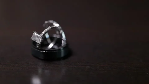 Close up wedding rings illuminated by light Video stock 170374285