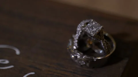 Close up wedding rings sparkling in light 스톡 동영상 170377488