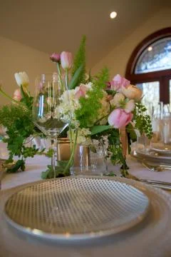 Close up of wedding table set decorated with fresh flowers. Foto stock