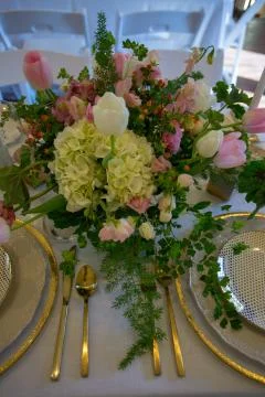 Close up of wedding table set decorated with fresh flowers. Foto stock