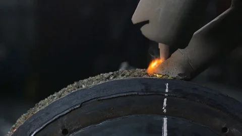 Close up of welding robots apply overlay weld protection on the pipe disks Stock-Footage 84835539