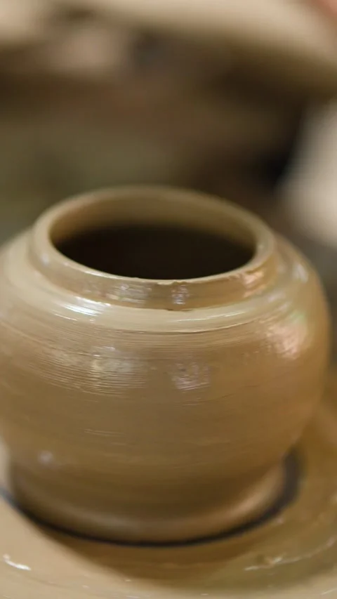 Close Up of Wet Clay Pot Spinning on Pottery Wheel Vídeos de archivo 341068174