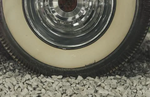 Close up with the wheel from an old timer car, details on the aged tire and the 스톡 사진