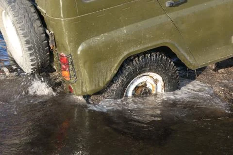 Close up of the wheel which got stuck in the river. Torsion on high turns Stockfoto's
