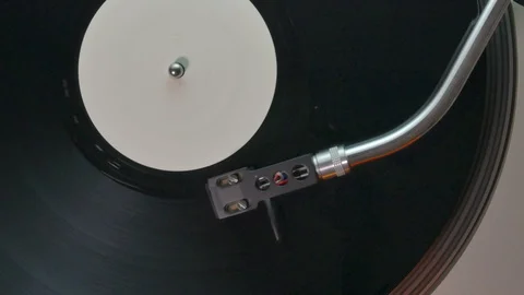 Close up when the music track on the disc ends, the head positions itself on Vídeo Stock 126655436