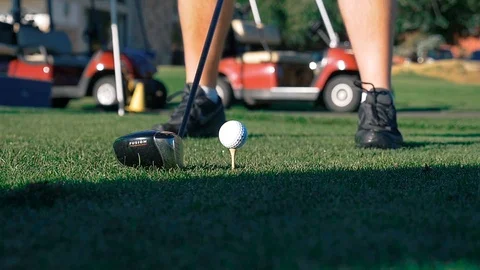 Close up whiffed tee off Stockbeeldmateriaal 104298544