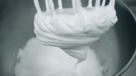 Close up: Whisks whipped egg whites and sugar in the bowl of glass Vidéo 71408491