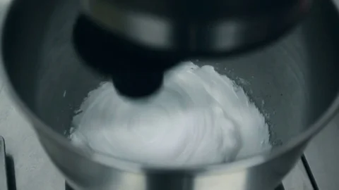 Close up: Whisks whipped egg whites and sugar in the bowl of glass 스톡 동영상 71408782