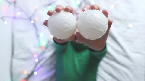 Close-up of white balls for a Christmas tree close-up. Boy playing Vídeos de archivo 165383997