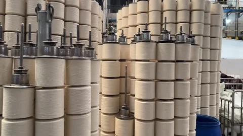 Close-Up of White Cotton Yarn Spools in Spinning Factory 스톡 동영상 335371543