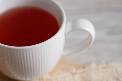 Close-up of a white cup with red fruit tea Foto stock