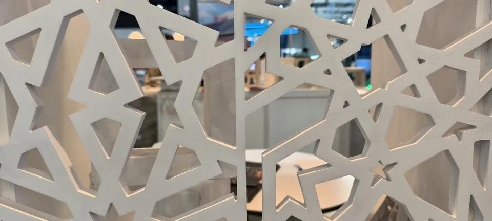 Close‑up of a white decorative panel featuring intricate geometric 스톡 사진