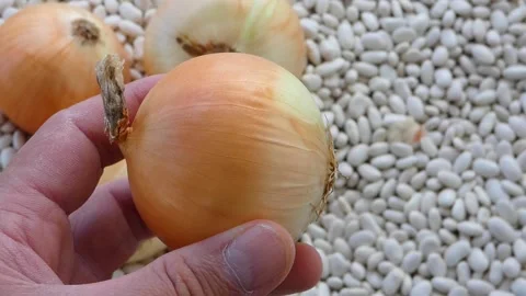 Close-up white dried beans and onions ,Burries and beans in the Anatolian cul 스톡 동영상 162120083