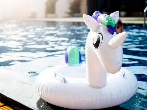 Close up the white inflatable ring, cute unicorn doll in the outdoor swimmi.. Foto stock