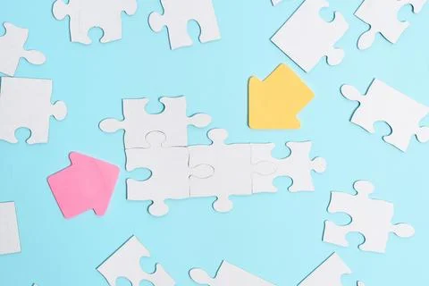 Close-Up White Jigsaw Pattern Puzzle Pieces To Be Connected With Missing Last Foto stock