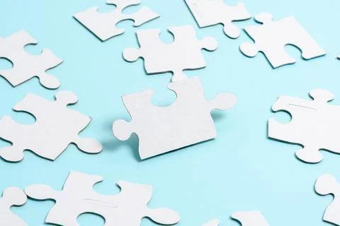 Close-Up White Jigsaw Pattern Puzzle Pieces To Be Connected With Missing Last Foto stock