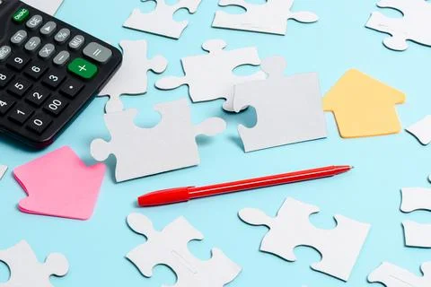 Close-Up White Jigsaw Pattern Puzzle Pieces To Be Connected With Missing Last Foto stock