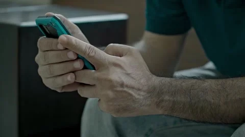 Close up of white man hand holding a mobile phone at vintage coffee shop Stock-Footage 279005526