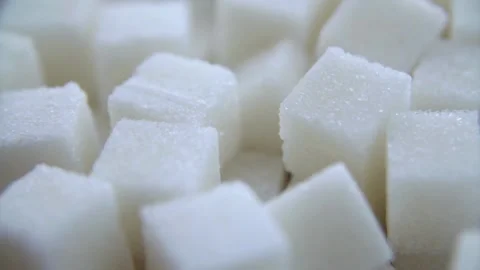 Close up of white refined sugar cubes Vídeos de archivo 333839052