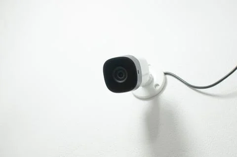 Close-up of a white security camera in an environment, conveying the feelin.. 库存照片